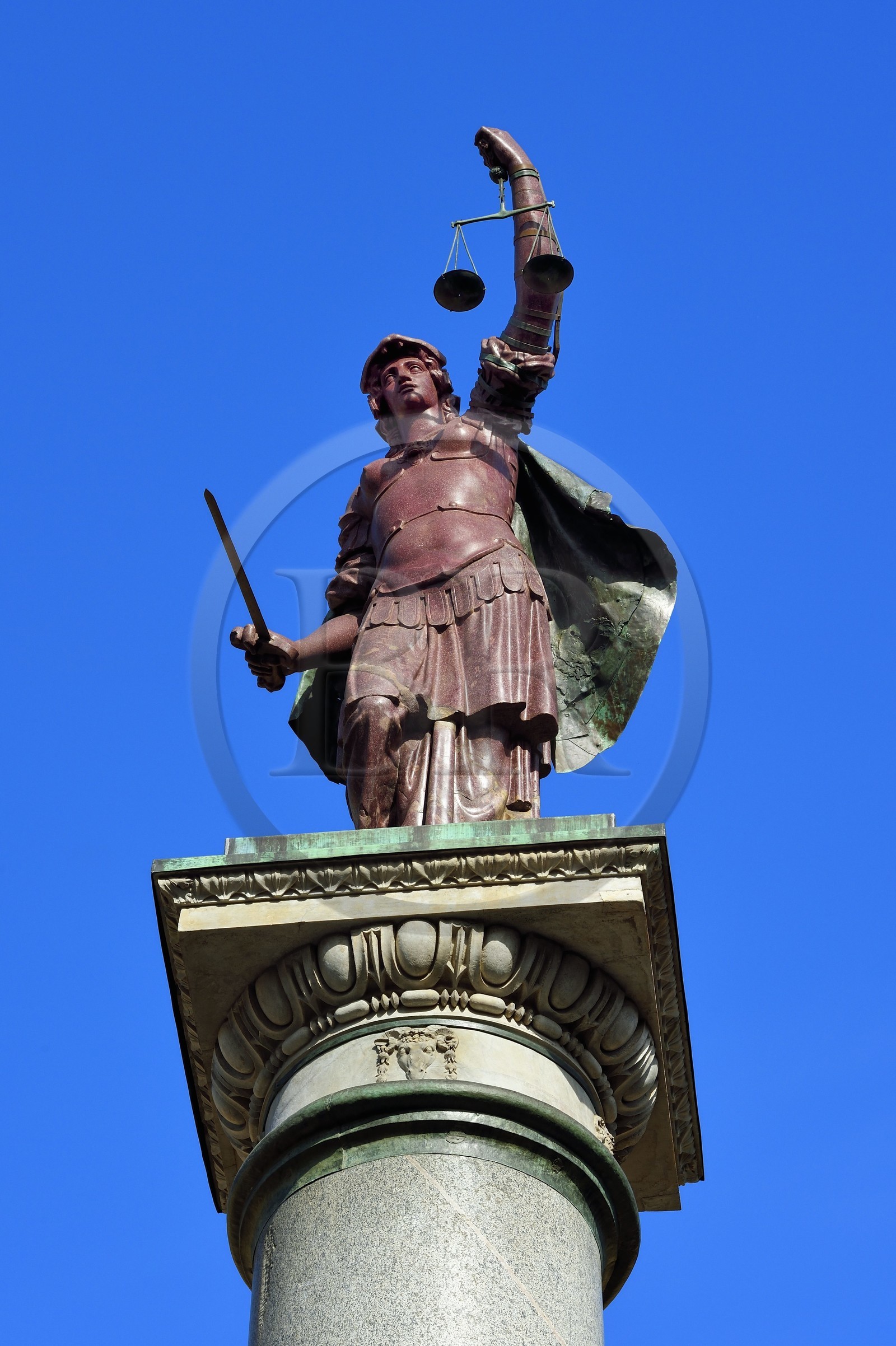 Italie, Toscane, Florence, centre historique classé Patrimoine Mondial de l'UNESCO, Piazza Santa Trinita, la colonne de la Justice (Colonna della Giustizia) avec une statue en porphyre représentant la Justice à son sommet