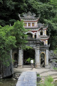 Vietnam, province de Ninh Binh, pagode partiellement troglodytique de Bich Dong, la porte d'accès à la pagode