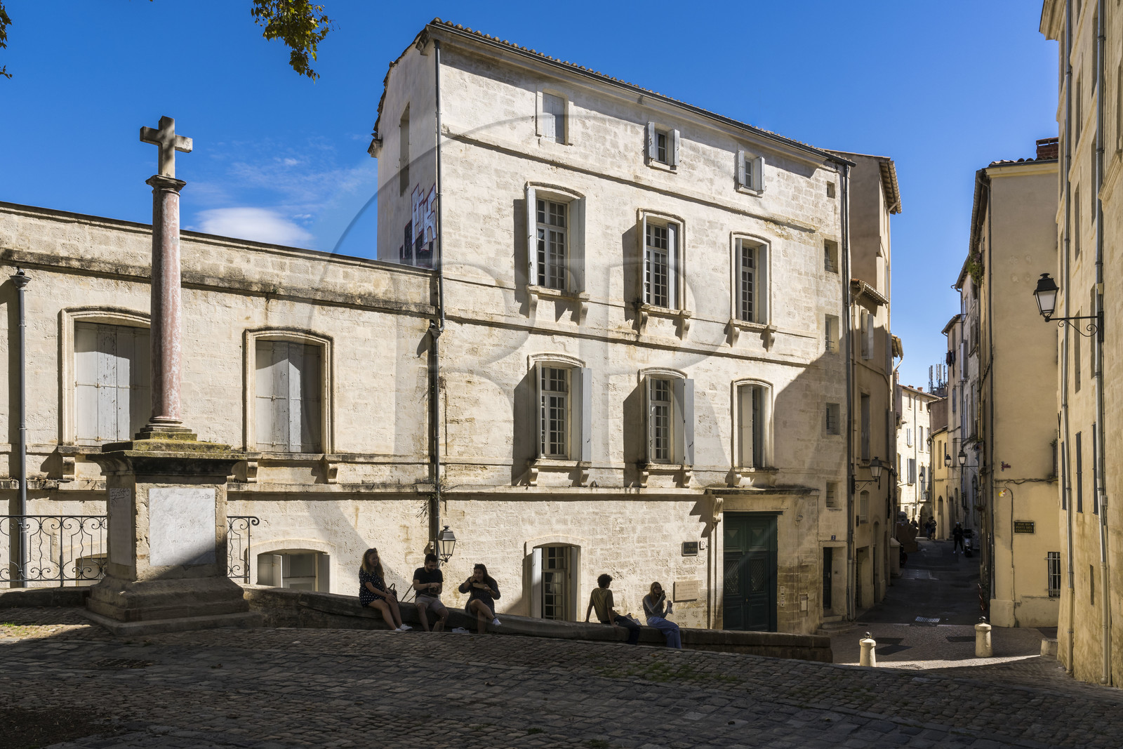 France, Hérault (34), Montpellier, centre historique appelé l’Ecusson, croix en bordure de la place du Canourgue et la rue du puits des Esquilles