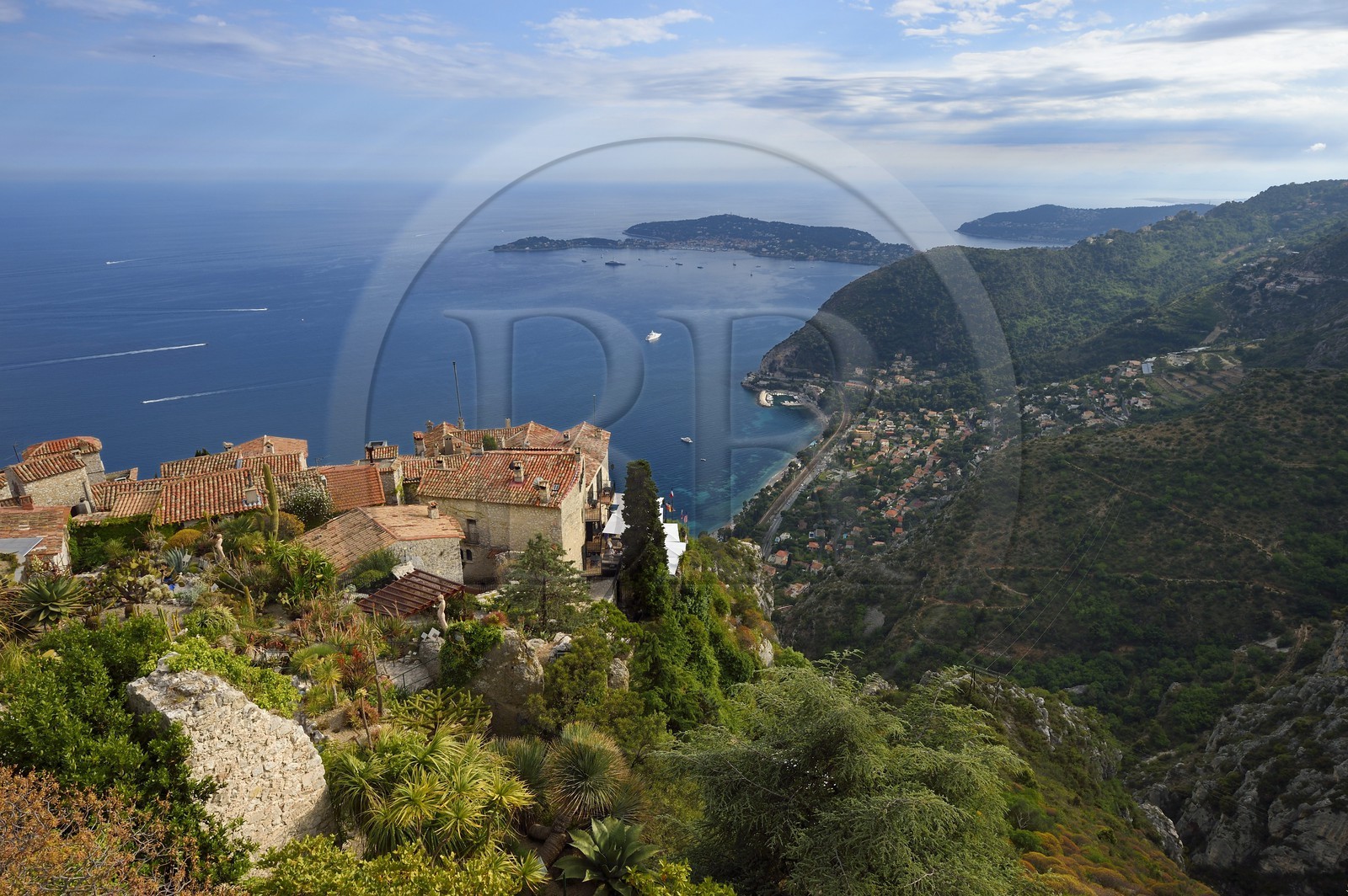 France, Alpes-Maritimes (06), le village perché d'Eze et son Jardin Exotique, Saint-Jean-Cap-Ferrat en arrière plan
