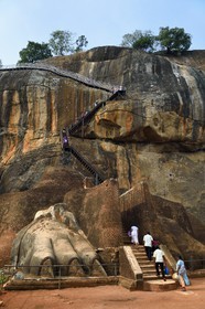 Sri Lanka, province centrale, district de Matale, Sigiriya, ville ancienne de Sigiriya classée patrimoine mondial de l'UNESCO, l'ancien palais forteresse du Rocher du Lion, les pattes du lion dont la tête a aujourd'hui disparue encadre l'escalier d'accès au ruines de la forteresse