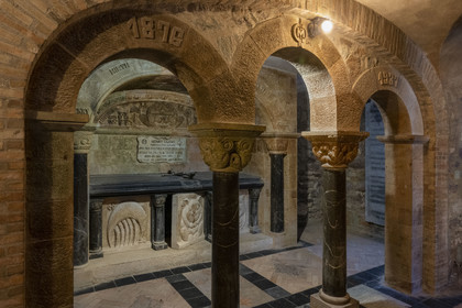 France, Alpes-Maritimes (06), Mandelieu-la-Napoule, chateau de La Napoule (XII-XIXe siècle) reconstruit en grande partie au début du XXème siècle par le couple américain Henry et Marie Clews, crypte où repose le couple dans des tombes entrouvertes qui se font face
