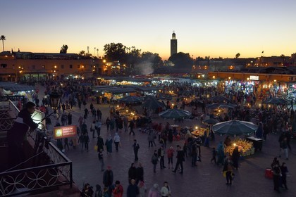 Maroc, Haut-Atlas, Marrakech, ville impériale, Médina classée Patrimoine Mondial de l'UNESCO, place place Jemaa el-Fna et le minaret de la mosquée la Koutoubia en arrière plan