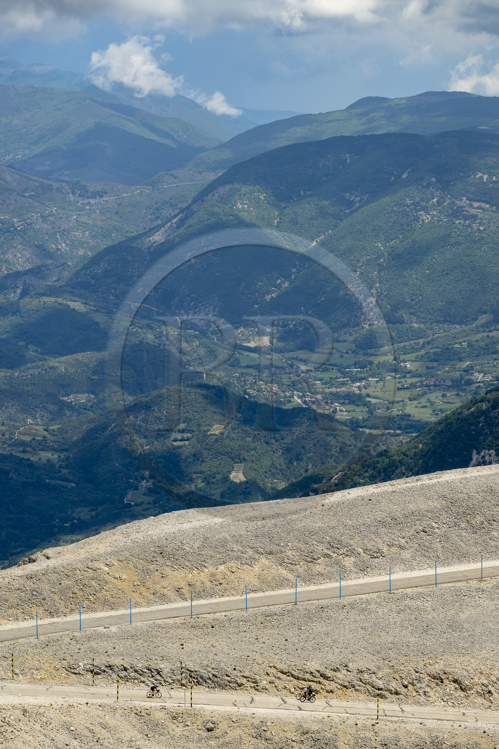 France, Vaucluse (84), Parc Naturel Régional du Mont Ventoux, Bedoin, ascension à vélo du Mont Ventoux par la route D974 sur le versant sud vers le sommet