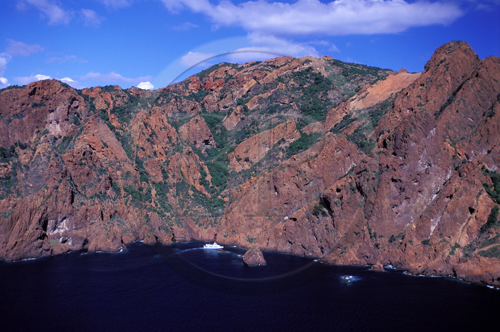 France, Corse-du-Sud (2A), bateau devant les porphyres rouges de la réserve naturelle de Scandola, classé Patrimoine Mondial de l'UNESCO
