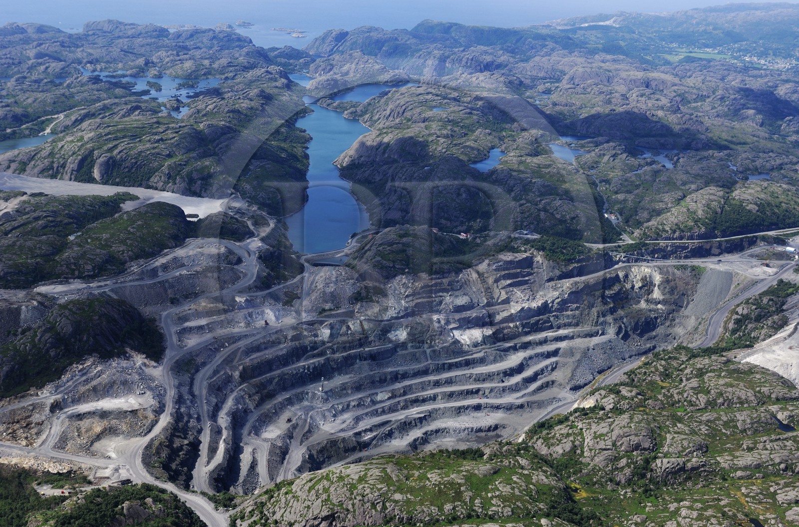 Norvège, Vest Agder, mine à ciel ouvert au sud de flekkefjord (vue aérienne)