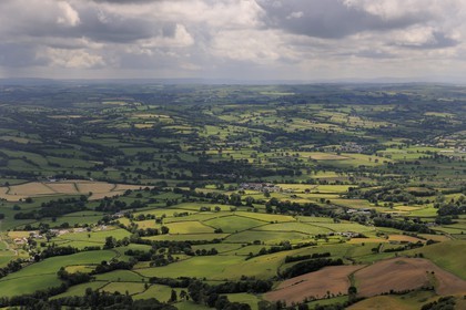 Royaume-Uni, Angleterre, Pays de Galles, paysage de bocages vers Lampeter (vue aérienne)