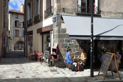 France, Puy-de-Dôme (63), Clermont-Ferrand, petit commerce à l'angle de la rue du Port et de Notre-Dame-du-Port