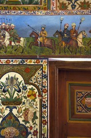 Azerbaïdjan, Sheki (Shaki), Palais des Khans de Shaki construit en 1797 par Muhammed Hasan Khan, chambre du Khan, fresque représentant des scènes de batailles et des têtes coupées au bout d'une pique