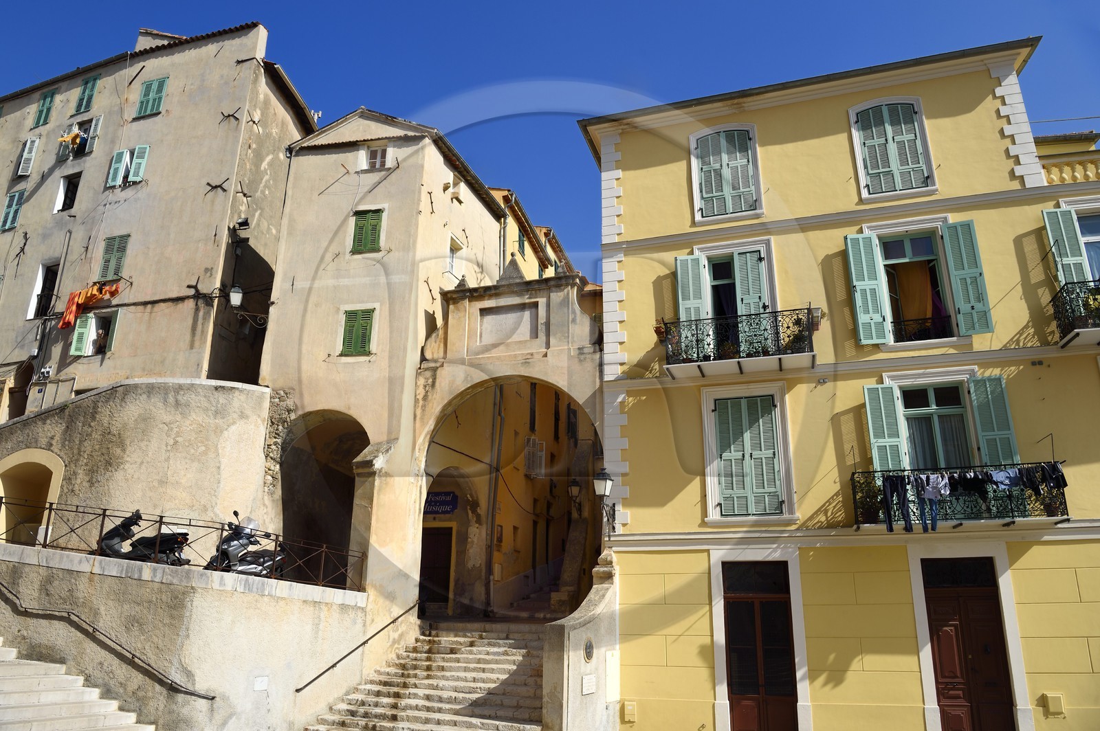 France, Alpes-Maritimes (06), Menton, la vieille ville, le parvis Saint-Michel, départ de la rue Mattoni sous le porche