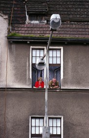 Pologne, Poméranie Orientale, Gdansk, vieux couple à sa fenêtre près du chantier naval