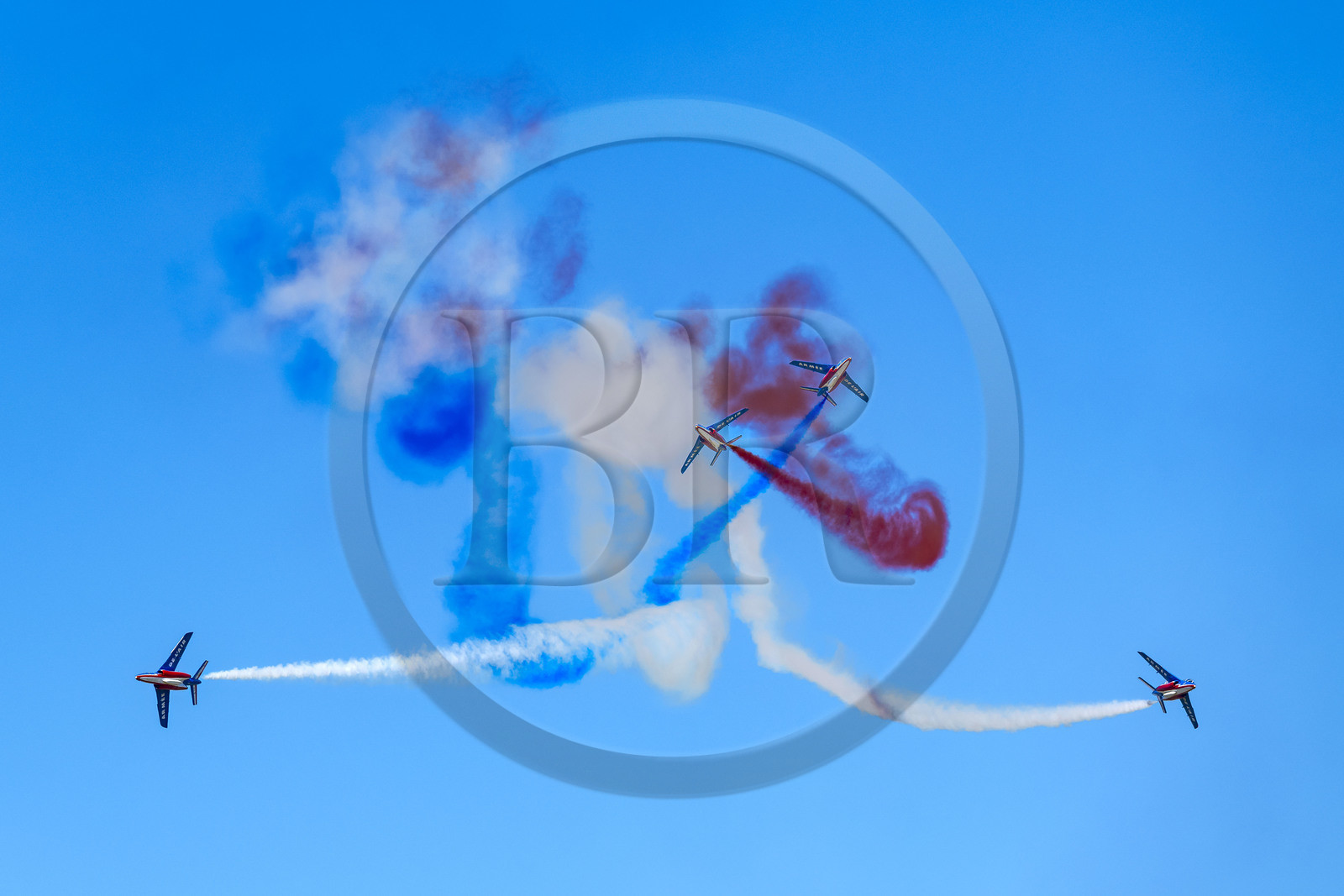 France, Bouches-du-Rhône (13), Salon-de-Provence, base aerienne 701, base de la Patrouille de France (PAF pour Patrouille acrobatique de France) de l'Armée de l'air et de l'espace française, figure de croisement lors d'un vol d'entrainement des avions Alphajet