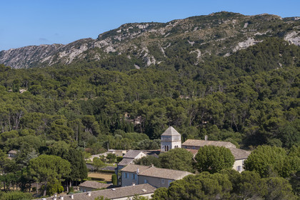 France, Bouches-du-Rhône (13), Parc Naturel Régional des Alpilles, Saint-Rémy-de-Provence, monastère Saint-Paul-de-Mausole, Van Gogh y fût interné en 1889-1890, au pied du massif des Alpilles (vue aérienne)