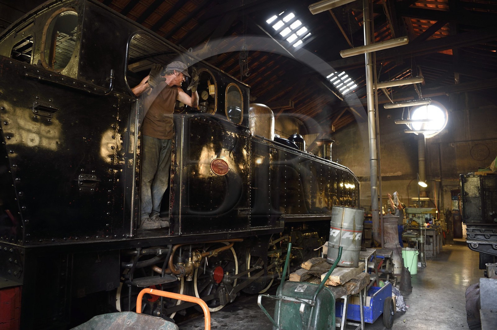 France, Alpes-Maritimes (06), Puget Théniers, le Train des Pignes, locomotive en chauffe dans l'atelier de maintenance au dépôt de locomotives