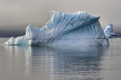 Groenland, cote ouest, Ile de Disko, baie du village de Qeqertarsuaq, icebergs dans la brume