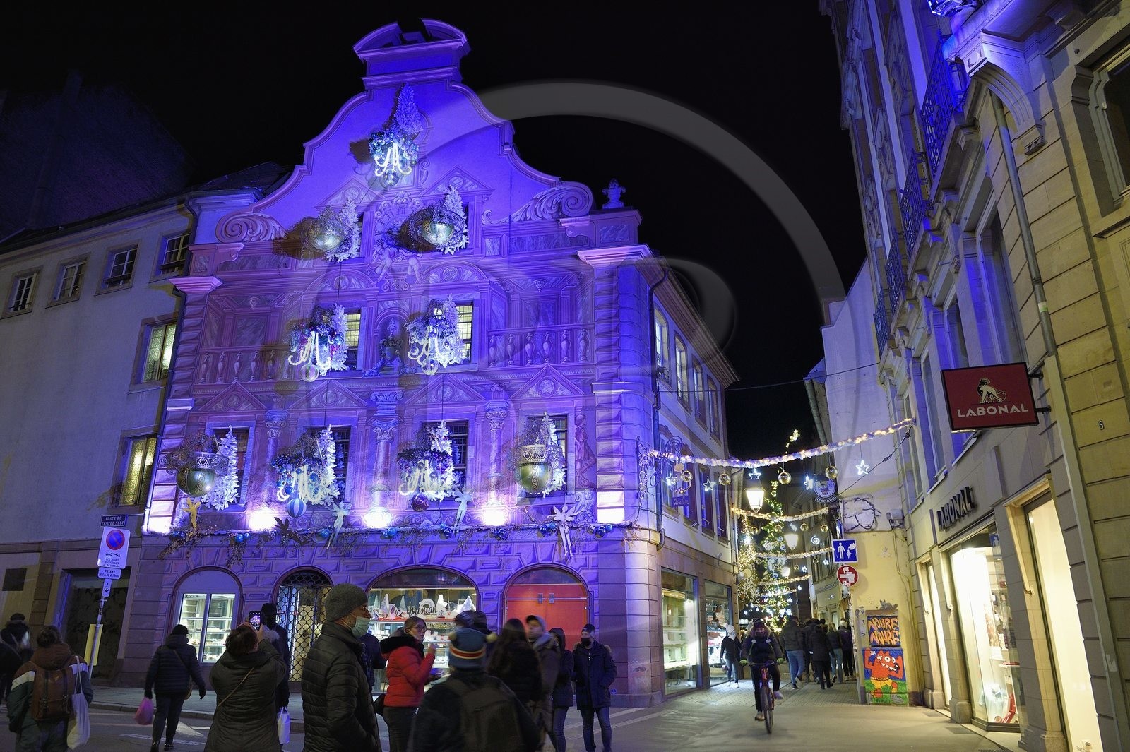 France, Bas-Rhin (67), Strasbourg, vieille ville classée au Patrimoine Mondial de l’UNESCO, décoration de Noël sur la patisserie Christian Meyer