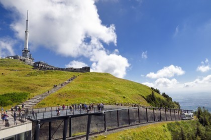 France, Puy-de-Dôme (63), Parc Naturel Régional des Volcans d'Auvergne, Chaine des Puys classée Patrimoine Mondial de l’UNESCO, le train à crémaillère Panoramique des Dômes qui monte au sommet du volcan Puy de Dôme