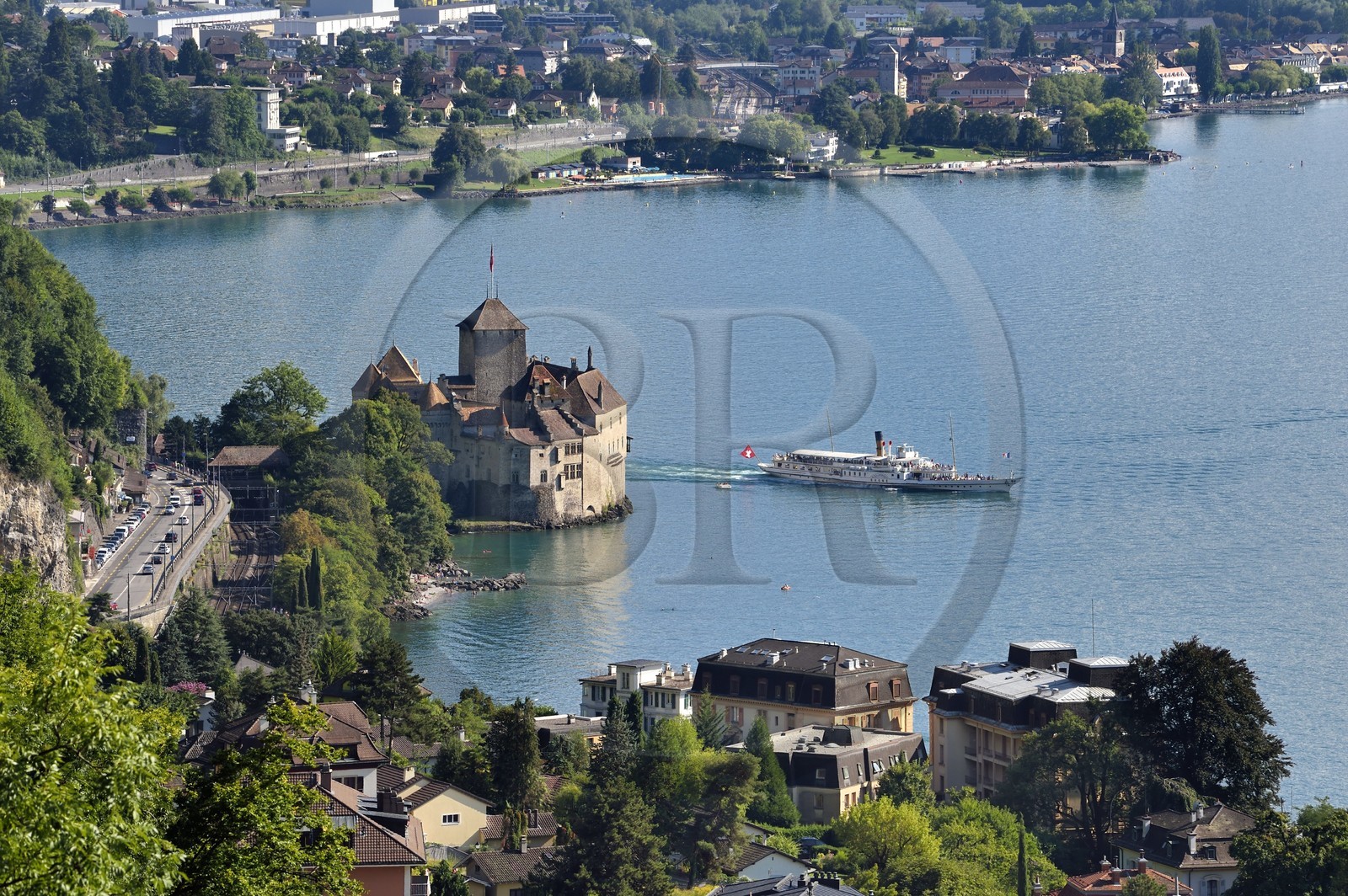 Suisse, Canton de Vaud, Veytaux, chateau Chillon sur les rives du lac Léman et le bateau à roues à aubes Rhone (1927) de la Compagnie générale de navigation sur le lac Léman (CGN)