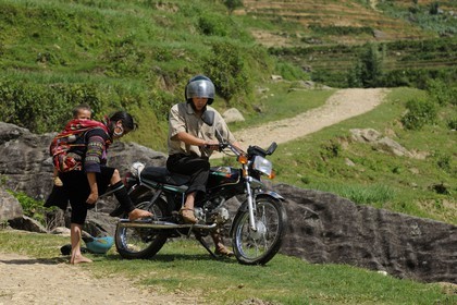 Vietnam, province de Lao Cai, région de Sapa, couple de la minorité Hmong Noir en partance pour le marché