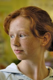 Irlande, Comté de Galway, Aran Islands, Inishmore, jeune fille rousse à l'école communale du village d'Onaght
