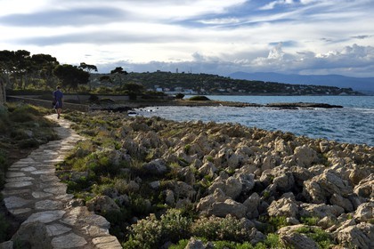 France, Alpes-Maritimes (06), Antibes, Cap d'Antibes, le sentier du Littoral Tire-poil (ou chemin des douaniers) au Cap Gros