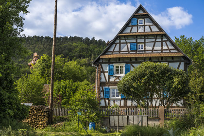 France, Bas-Rhin (67), Parc naturel régional des Vosges du Nord, Obersteinbach, maison traditionnelle à pans de bois dans la rue principale