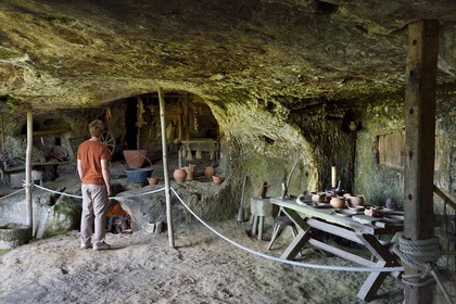 France, Dordogne (24), Périgord Noir, vallée de la Vézère, site préhistorique et grotte ornée classés Patrimoine Mondial de l'UNESCO, Peyzac-le-Moustier, falaise de La Roque-Saint-Christophe, site troglotytique datant de la Préhistoire, reconstitution médiévale dans l'abris sous roche