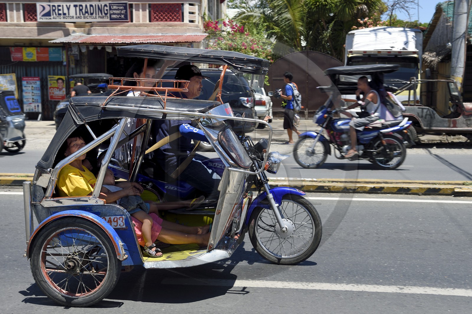 Philippines, province de Nueva Ecija, San José, tricycle moto-taxi dans la rue principale