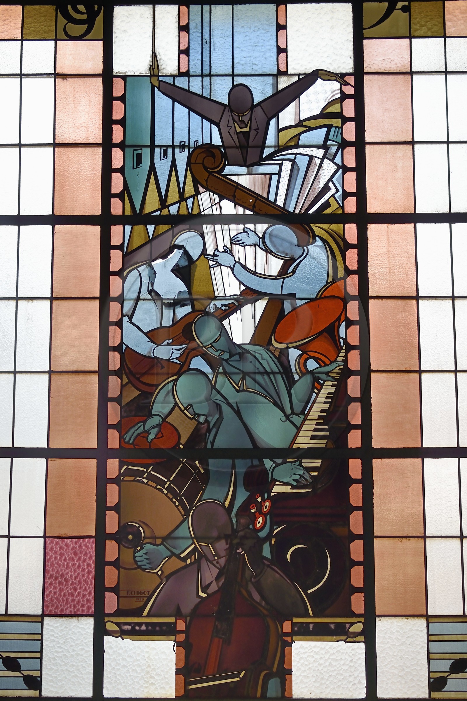 France, Allier (03), Vichy, l'ancien Petit Casino et actuel Centre culturel Valery-Larbaud, vitrail art Déco du maitre-verrier Francis Chigot représentant la Musique