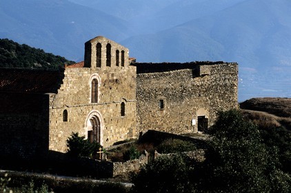 France, Pyrénées-Orientales (66), région du Riberal, Prieuré roman de Marcevol face au massif du Canigou