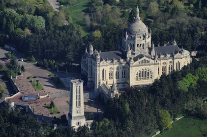 France, Calvados (14), Lisieux, basilique Sainte-Thérèse-de-Lisieux, l'une des plus grandes églises construites au XXe siècle (vue aérienne)