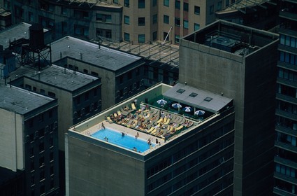 Etats-Unis, New York, Manhattan, une piscine sur le toit d'un building