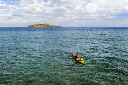 France, Ile de Mayotte, Grande-Terre, Nyambadao, kayak en bordure de la plage de Sakouli et ilot de Bandrélé en arrière plan (vue aérienne)