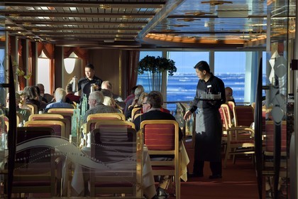 Groenland, cote Nord-Ouest, Smith sound au nord de la baie de Baffin, le bateau de croisière MS Fram de la compagnie Hurtigruten, la salle de restaurant