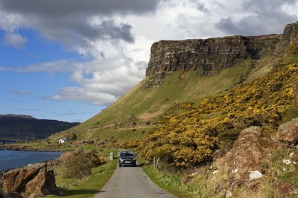 Royaume-Uni, Ecosse, Highland, Hébrides intérieures, cote ouest de l'Ile de Mull, étroite route cotière vers Balnahard et le Loch Na Keal
