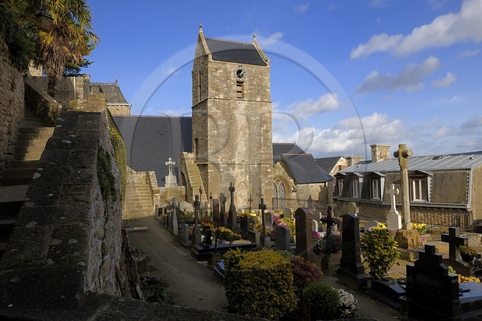 France, Manche (50), Mont-Saint-Michel, classé Patrimoine Mondial de l'UNESCO, l'église paroissiale Saint-Pierre et le cimetière