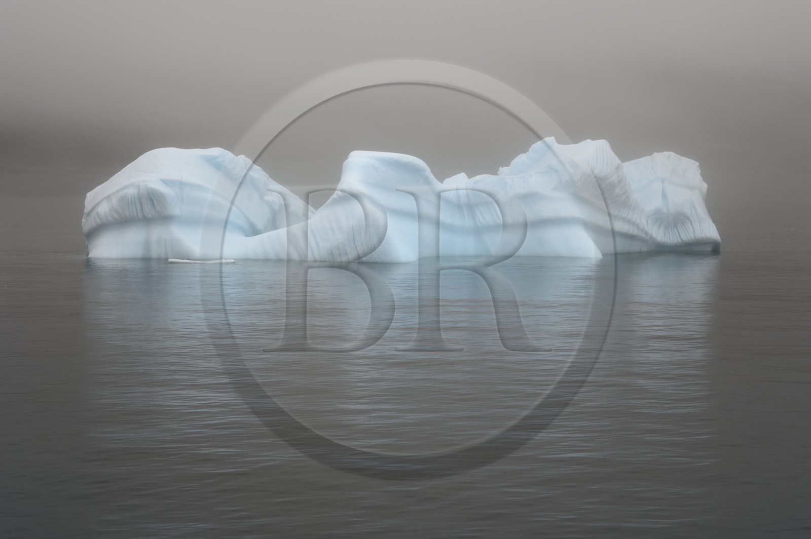 Groenland, cote ouest, Ile de Disko, iceberg dans la brume au large de Qeqertarsuaq
