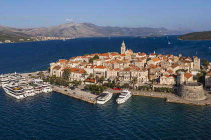 Croatie, Dalmatie, cote dalmate, Ile de Korcula, ville de Korcula (vue aérienne)