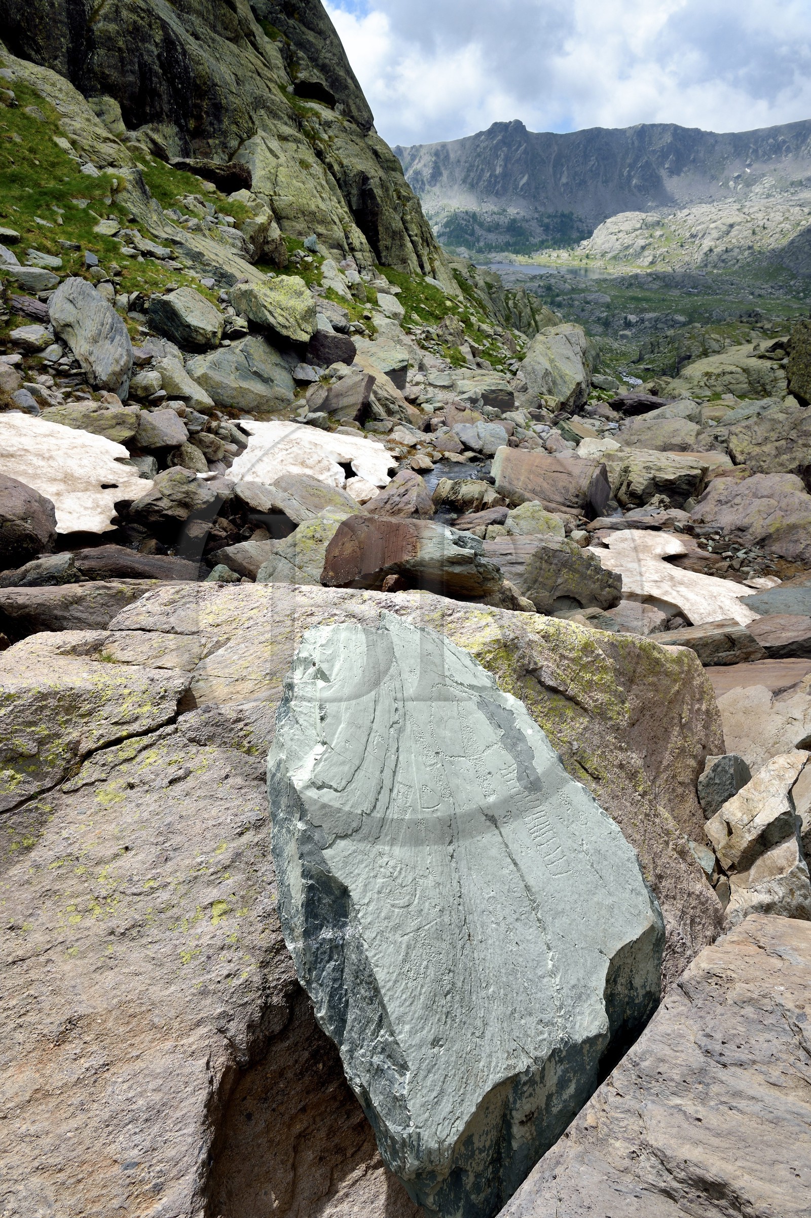 France, Alpes-Maritimes (06), parc national du Mercantour, Vallée des Merveilles parsemée de milliers de gravures rupestres de l'Age de bronze, moulage de la roche gravée dite du Chef de Tribu dont l'original a été déplacée au musée départemental des Merveilles à Tende