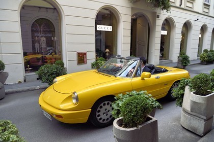 Italie, Lombardie, Milan, Quadrilatère de la Mode (Quadrilatero della moda), cabriolet Alfa Romeo Duetto Spider jaune devant la boutique de luxe Gucci via Santo Spirito