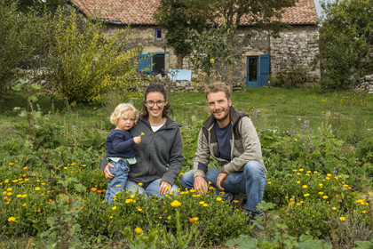 France, Aveyron (12), Nant, Marion Renoud-Lias et Romain Debord, agriculteurs nouvelle génération du Larzac, à la Ferme aromatique des Homs, au premier plan la fleur soucis utilisée dans les tisanes