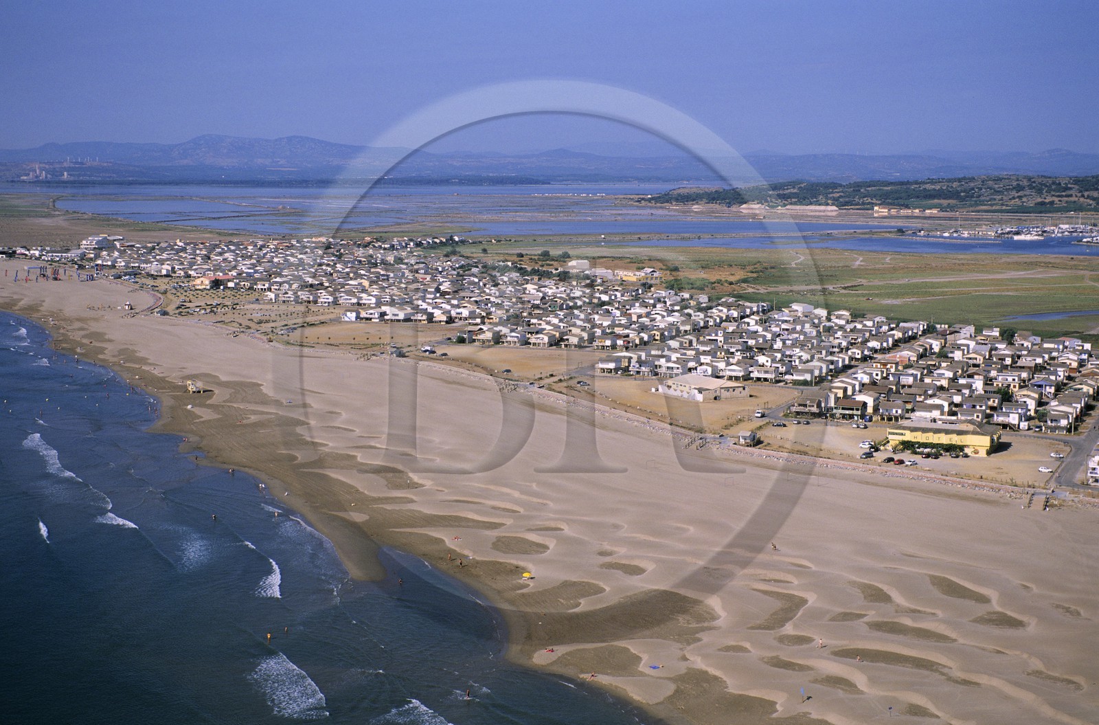 France, Aude (11), le village de Gruissan-Plage est composé de maisons bâtis sur pilotis et lieux de tournage du mythique 37°2 le matin de Beinex (vue aérienne)