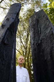 France, Marne (51), Beaumont-sur-Vesle, le sculpteur Christian Lapie entouré de ses sculptures dans son atelier extérieur