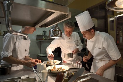 France, Rhône (69), Lyon, restaurant de la Mère Brazier fondé en 1921 par Eugénie Brazier, Mathieu Viannay Chef doublement étoilé au guide Michelin et sa brigade en cuisine