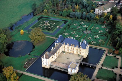 France, Saône-et-Loire (71), Mâconnais, château de Cormatin (début XVIIsiècle) et son labyrinthe (vue aérienne)