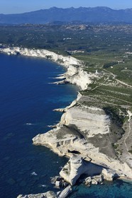 France, Corse-du-Sud (2A), Réserve Naturelle des Bouches de Bonifacio, les falaises de calcaire (vue aérienne)