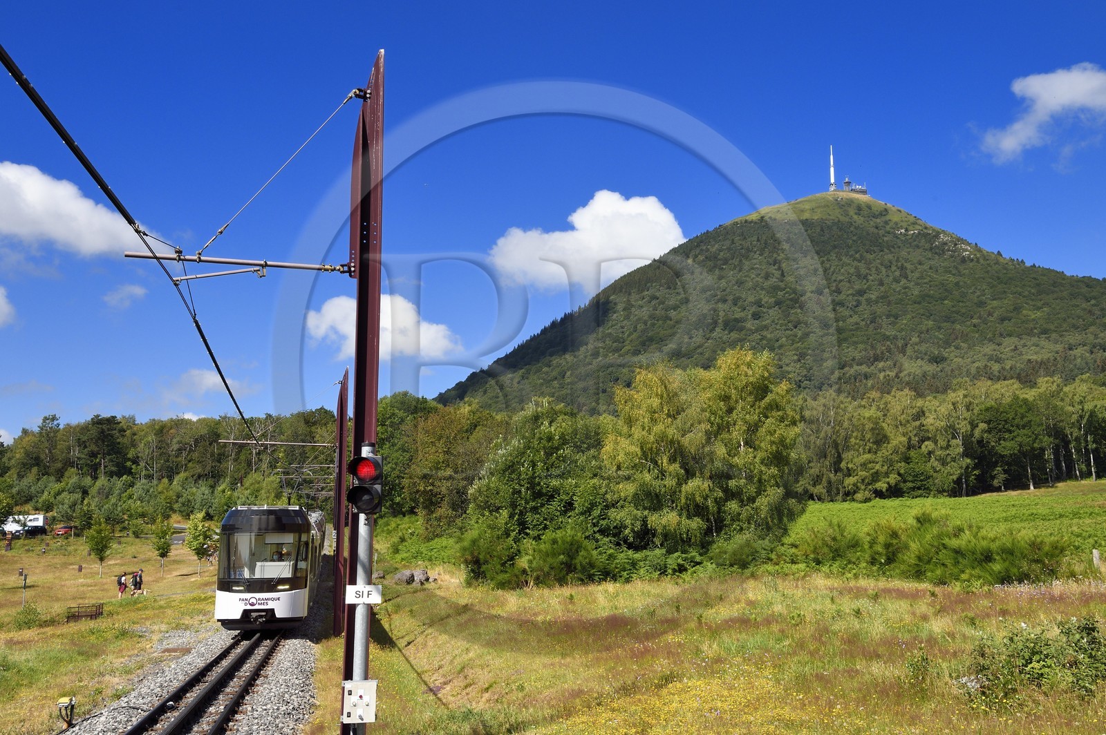 France, Puy-de-Dôme (63), Parc Naturel Régional des Volcans d'Auvergne, Chaine des Puys classée Patrimoine Mondial de l’UNESCO, le train à crémaillère Panoramique des Dômes qui monte au sommet du volcan Puy de Dôme