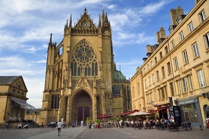 France, Moselle (57), Metz, la cathédrale Saint-Etienne en pierre de Jaumont, la facade occidentale au-dessus du portail principal dit portail de la Vierge et terrasse de Café place Jean Paul 2