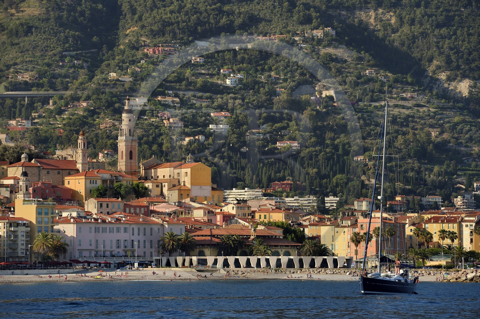 France, Alpes-Maritimes (06), Menton, la vieille ville dominée par la Basilique Saint Michel, le musée Jean Cocteau construit en 2008 par l'architecte Rudy Ricciotti au premier plan
