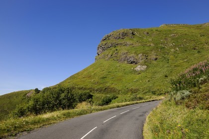 France, Cantal (15), monts du Cantal, Parc Naturel Régional des Volcans d' Auvergne, la vallée de la Jordanne vers Mandaille-Saint-Julien